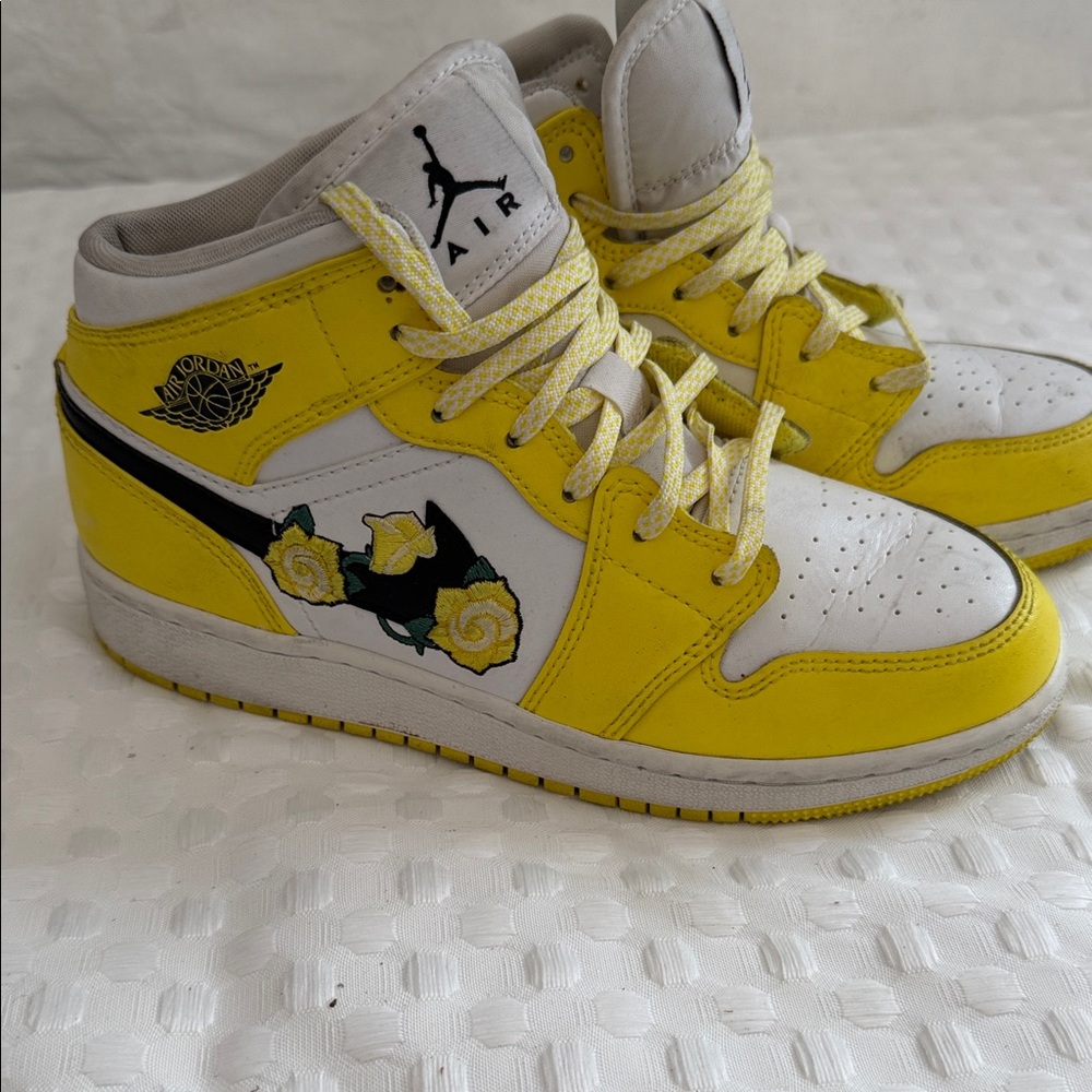 Air Jordan 1 mid SE TD “ Rose patch 4.5Y